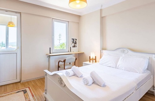 Pendik Apartment | Flat with Shared Pool near Sabiha Gokcen Airport