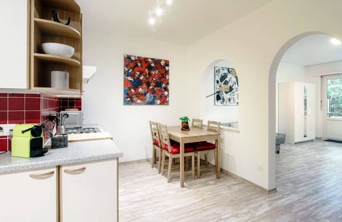 Paradiso Apartment | Cozy Flat with Terrace, Steps from the Station at PONTE PARADISO