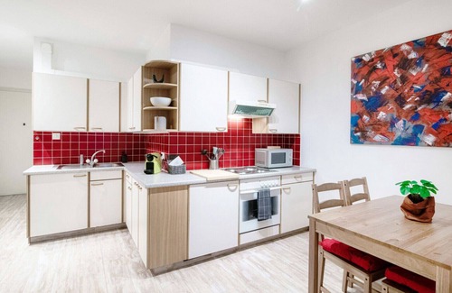 Paradiso Apartment | Cozy Flat with Terrace, Steps from the Station at PONTE PARADISO