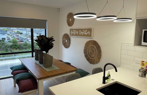 Flat Bush House | Comfortable Flatbush Holiday Townhouse with Breakfast & Kitchen