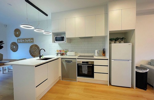 Flat Bush House | Comfortable Flatbush Holiday Townhouse with Breakfast & Kitchen