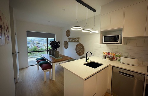 Flat Bush House | Comfortable Flatbush Holiday Townhouse with Breakfast & Kitchen