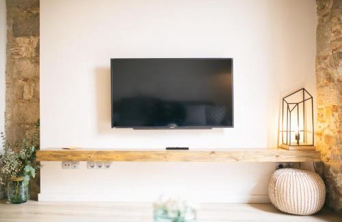 el Mercadal Apartment | Discover Flateli- Plaça Catalunya: 4-Star Comfort Awaits