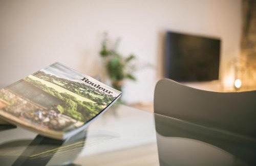 el Mercadal Apartment | Discover Flateli- Plaça Catalunya: 4-Star Comfort Awaits
