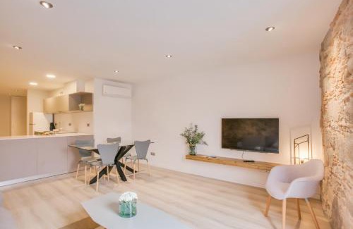 el Mercadal Apartment | Elegant Stay at Flateli - Plaça Catalunya 22, Rated 8.7/10