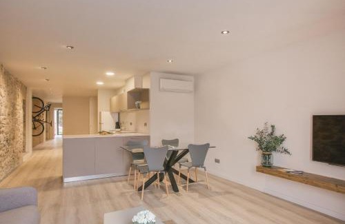 el Mercadal Apartment | Elegant Stay at Flateli - Plaça Catalunya 22, Rated 8.7/10