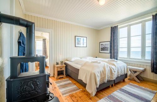Midsund Municipality Resort | Relax at Flatflesa Fyr - Ideal for Families with Hot Tub
