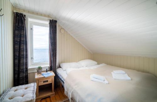 Midsund Municipality Resort | Relax at Flatflesa Fyr - Ideal for Families with Hot Tub