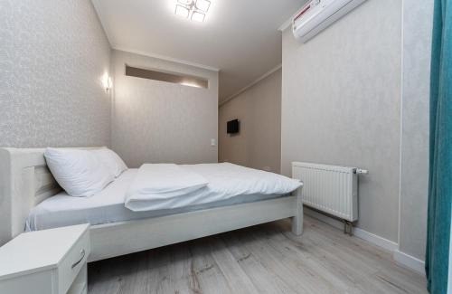 Pozniaky Apartment | Pet-Friendly Retreat at FlatRent Drahomanova 2a