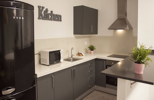 El Pilar Apartment | Modern Flats Friends Soho Suites: Pet-Friendly & Spa Amenities