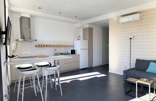 El Botanic Apartment | Comfortable 1-Bedroom Flat with Terrace & Spa Amenities