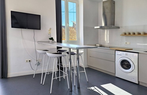El Botanic Apartment | Comfortable 1-Bedroom Flat with Terrace & Spa Amenities