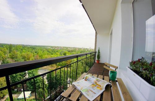 Dzerzhyns'kyi District Apartment | Charming Flatsy at Botanichniy Sad: Pet-Friendly Retreat