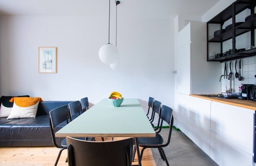 Mitte Apartment | Stylish Berlin 18: Family-Friendly with Spa & Kitchen