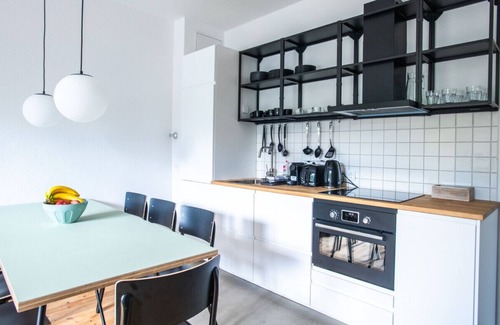 Mitte Apartment | Stylish Berlin 18: Family-Friendly with Spa & Kitchen