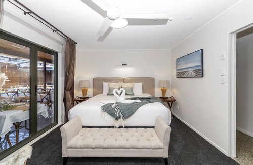 Waitakere Cabin | Flaxmere House - Top-Rated Venue with Ocean View Amenities