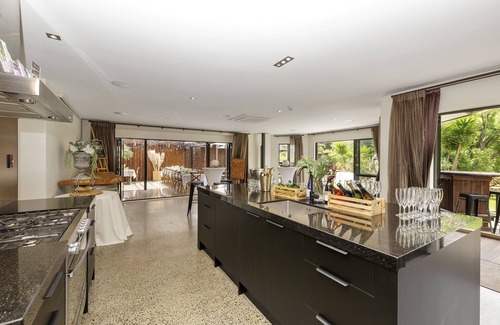 Waitakere Cabin | Flaxmere House - Top-Rated Venue with Ocean View Amenities