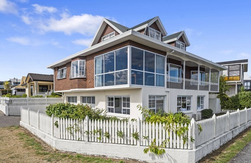 Taupo House | Fletcher House: Pet-Friendly Getaway with 10/10 Ratings