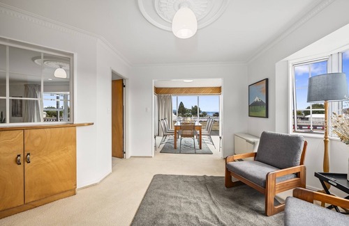 Taupo House | Fletcher House: Pet-Friendly Getaway with 10/10 Ratings