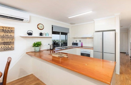 Bremer House | Relax in Milang: Lakefront Retreat with Family-Friendly Amenities