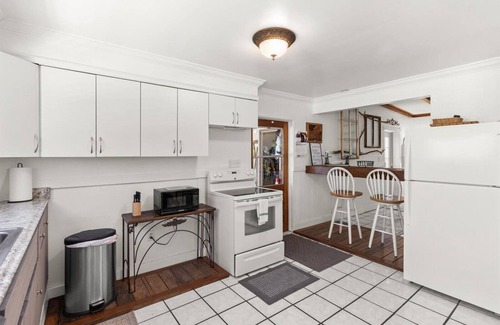 Crystal River House | Pet-Friendly Coral House with Pool Steps from Kings Bay