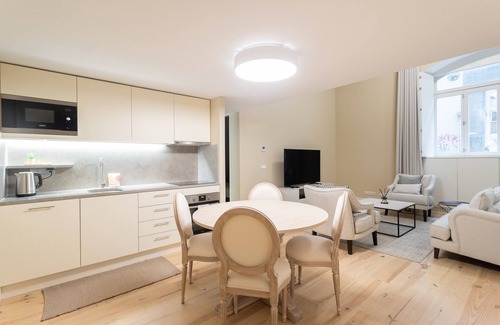 Sao Paulo Apartment | Stylish FLH Cais Sodré Trendy Duplex with Spa & Kitchen