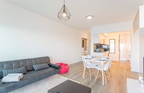 Gaula Apartment | Ocean View Retreat with Balcony and Spa Amenities