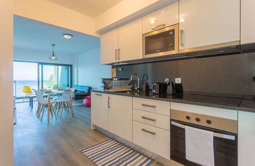 Gaula Apartment | Ocean View Retreat with Balcony and Spa Amenities