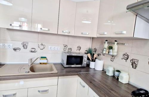 Cisnadie Apartment | Family-Friendly Getaway at FLH - Garden Grill Escape