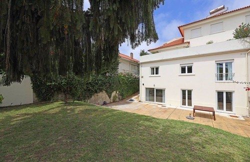 Aldoar Foz do Douro e Nevogilde Apartment | FLH Serralves House with Garden: Family-Friendly Retreat