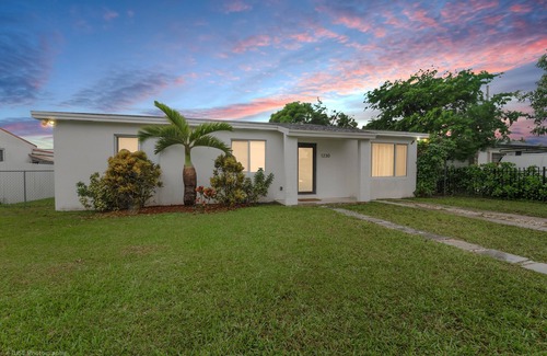 Coral Terrace House | Pet-Friendly Flight Deck in the Heart of Southwest Area