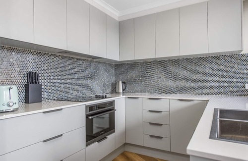 Port Macquarie Apartment | Scenic Hastings River & Breakwall Views with Pool Access