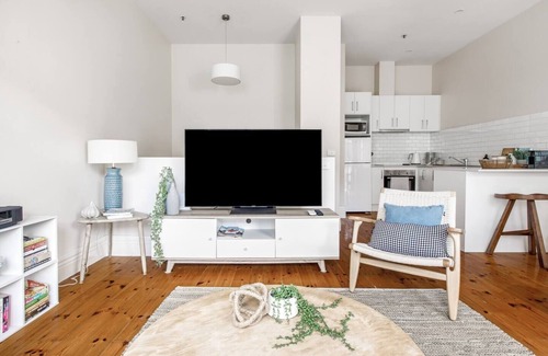 Melbourne Central Business District Apartment | Heritage Gem on Flinders Lane with Child-Friendly Amenities