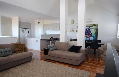 Augusta House | Exceptional Flinders View: Oceanfront Oasis with Hot Tub