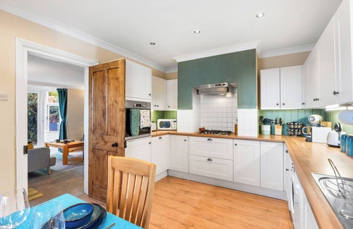 Littlehampton Cottage | Flint Cottage: Guest Rated 10/10 with Breakfast & Kitchen