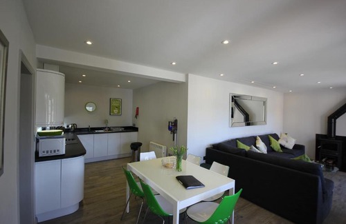 Aldingbourne House | Flintstone Cottages: 4-Star Stay with Child-Friendly Amenities