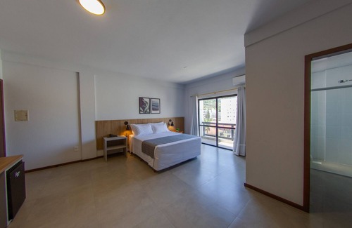 Laguna Hotel | Relax and Unwind at Flipper Hotel with Pool & Ocean Views