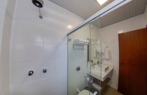 Laguna Hotel | Relax and Unwind at Flipper Hotel with Pool & Ocean Views
