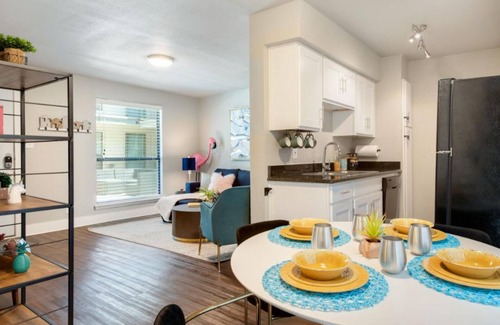 Austin Apartment | Poolside Paradise at Flirty Flamingos with No Service Fees