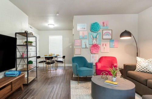 Austin Apartment | Poolside Paradise at Flirty Flamingos with No Service Fees
