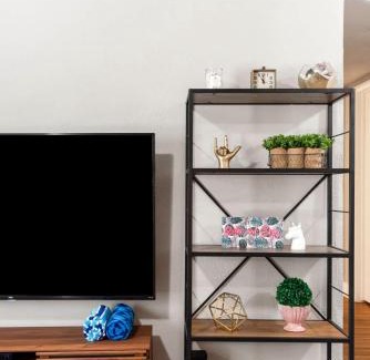 Oakmont Heights Apartment | Relax at Flirty Flamingos: Poolside Retreat for 10 Guests