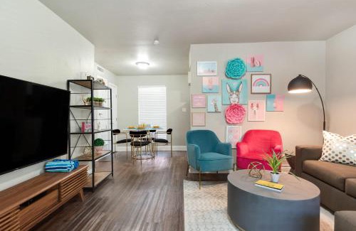 Oakmont Heights Apartment | Relax at Flirty Flamingos: Poolside Retreat for 10 Guests
