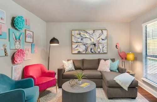 Oakmont Heights Apartment | Relax at Flirty Flamingos: Poolside Retreat for 10 Guests