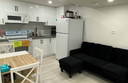 Churchill Meadows Bed & Breakfast | Floaters Specs