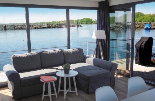 Tarnewitz House | Pet-Friendly WELL Hausboote: Highly Rated Family Getaway