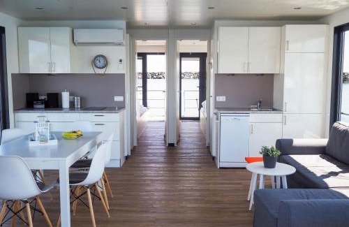 Tarnewitz House | Pet-Friendly WELL Hausboote: Highly Rated Family Getaway