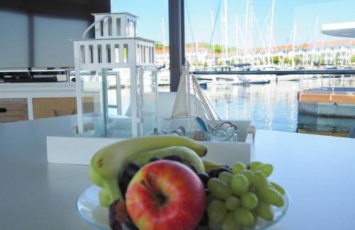 Tarnewitz House | Pet-Friendly WELL Hausboote: Highly Rated Family Getaway