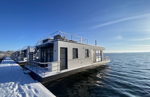 Laasow Boat Rental | Charming Floating House "Time Out" with Family-Friendly Amenities