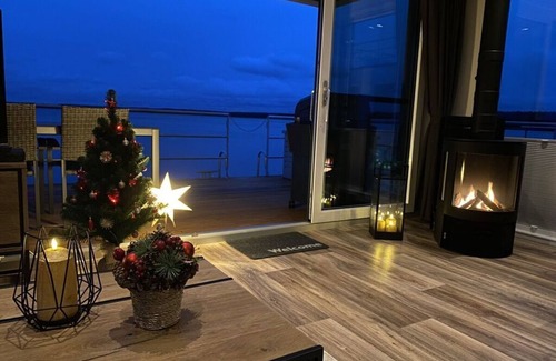 Laasow Boat Rental | Charming Floating House "Time Out" with Family-Friendly Amenities