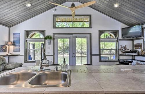 Vancouver House | 10/10 Rated Floating Home on Columbia River with Kayaks